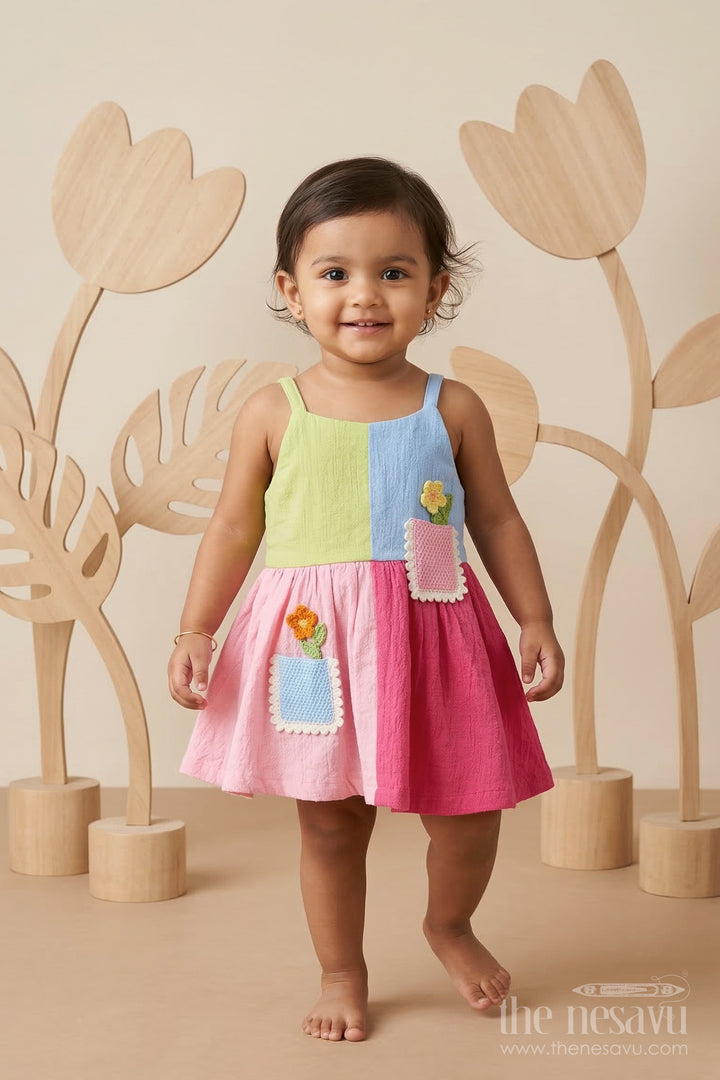 வெளியூர் பயணங்களுக்கான பேட்ச் விவரங்களுடன் கூடிய பெண் குழந்தை மஸ்லின் ஃபிராக்