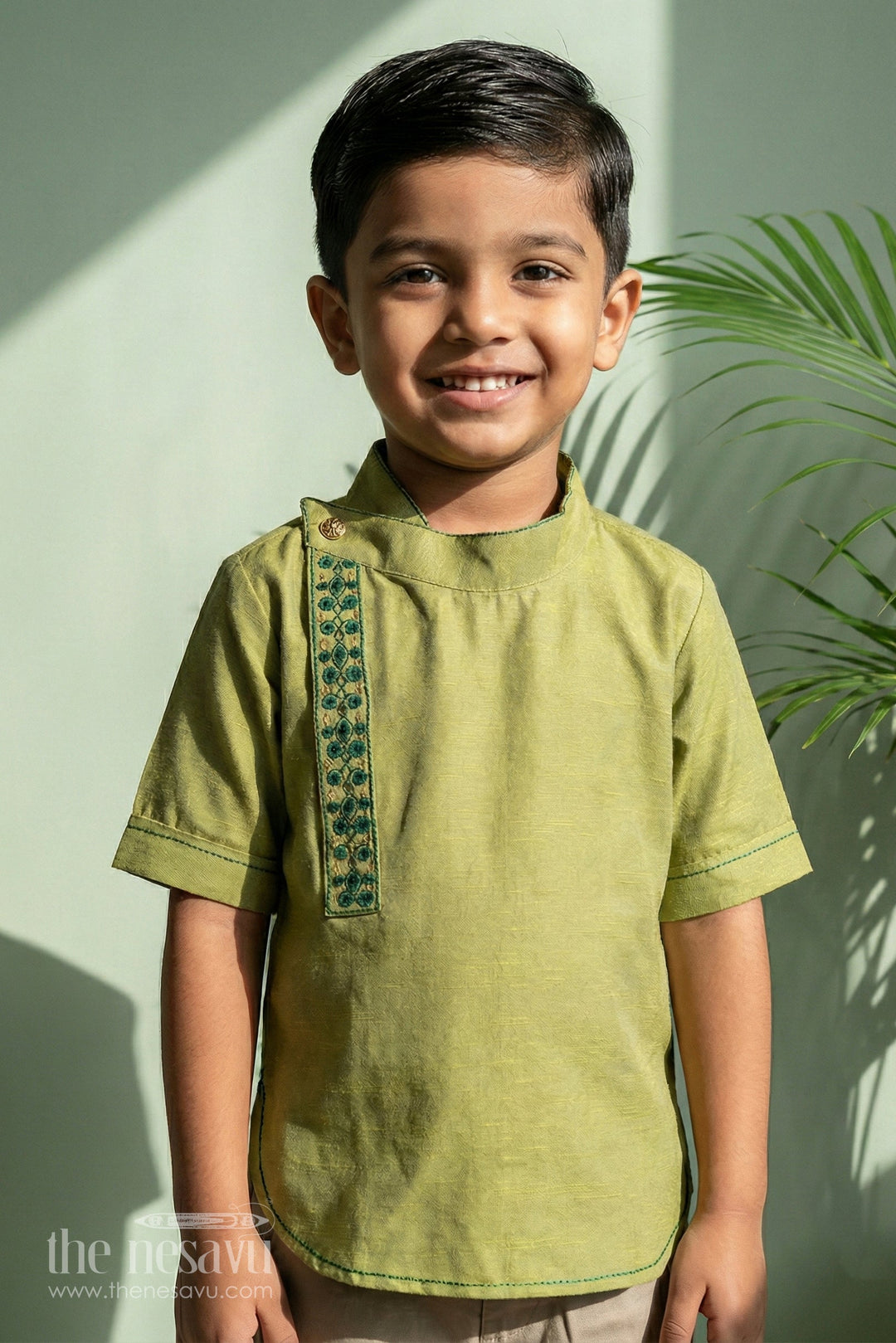 பண்டிகை நிகழ்வுகளுக்கு ஏற்ற ஸ்டைலிஷ் பச்சை நிற பாய்ஸ் குர்தா சட்டை, எம்பிராய்டரி செய்யப்பட்ட விவரங்கள்