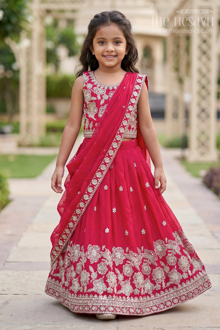 பாரம்பரிய எம்பிராய்டரி பிளவுஸுடன் கூடிய பெண்கள் பண்டிகை லெஹங்கா சோளி செட்