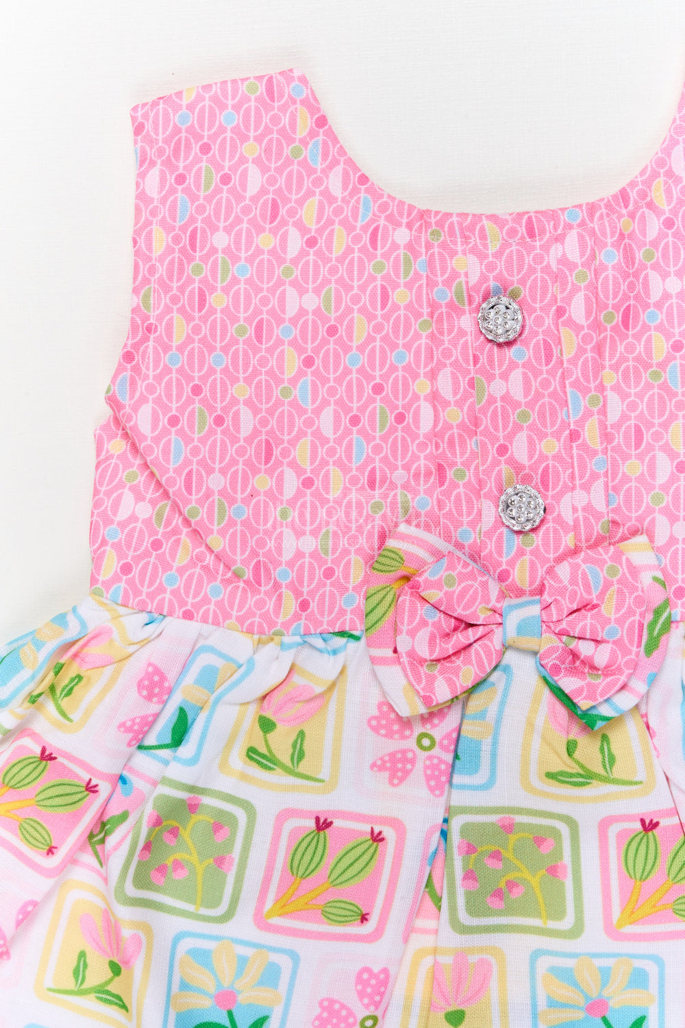 The Nesavu Baby Cotton Frocks Baby Girl Cotton Frock with Playful Cartoon Fruit Print for Casual Wear Nesavu Nesavu baby girl cartoon fruit print cotton frock – sleeveless and perfect for play