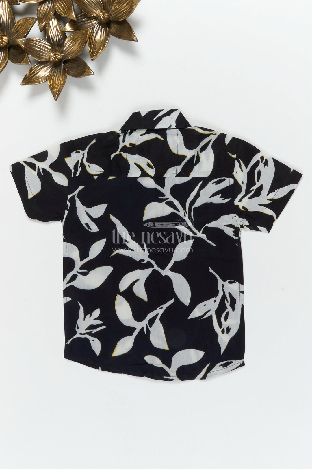 The Nesavu Boys Cotton Shirt Boys Leaf Print Cotton Shirt for Travel and Everyday Casuals Nesavu Nesavu boys cotton shirt with bold leaf print for holidays, travel and everyday wear