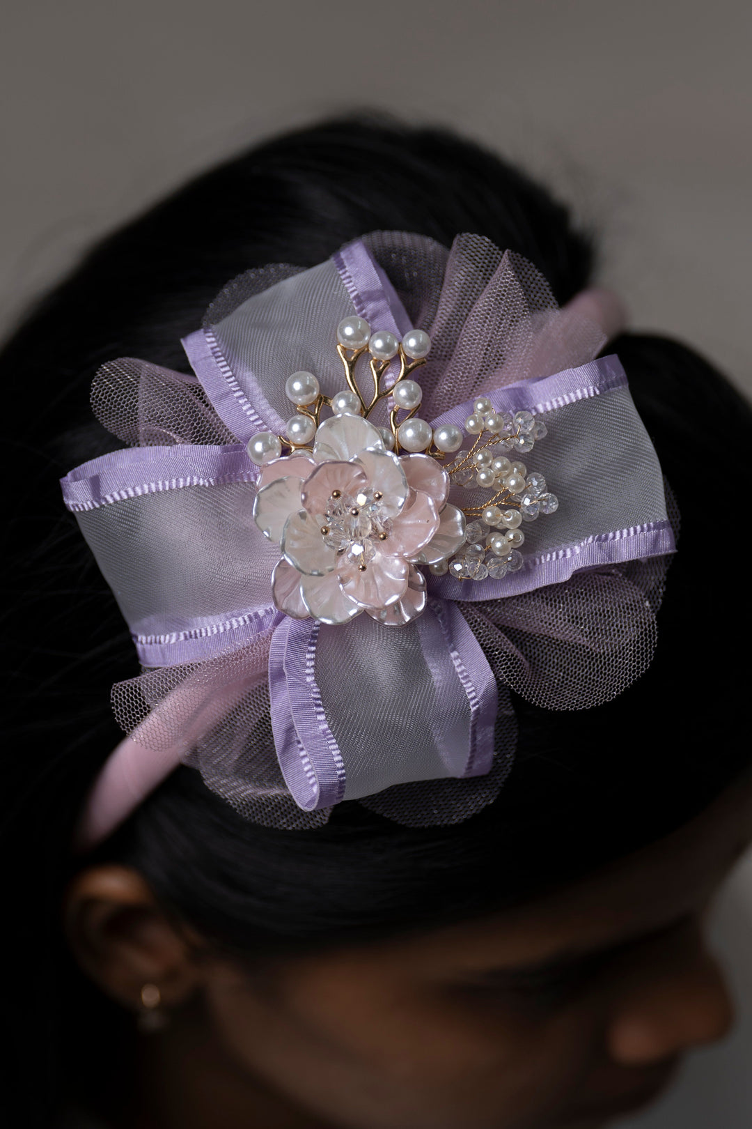 The Nesavu Hair Band Elegant Lavender Pearl Floral Hairbow with Tulle and Satin Accents Nesavu Purple JHB77B Lavender Pearl-Adorned Floral Hairbow | Hair Accessory for Special Occasions | The Nesavu