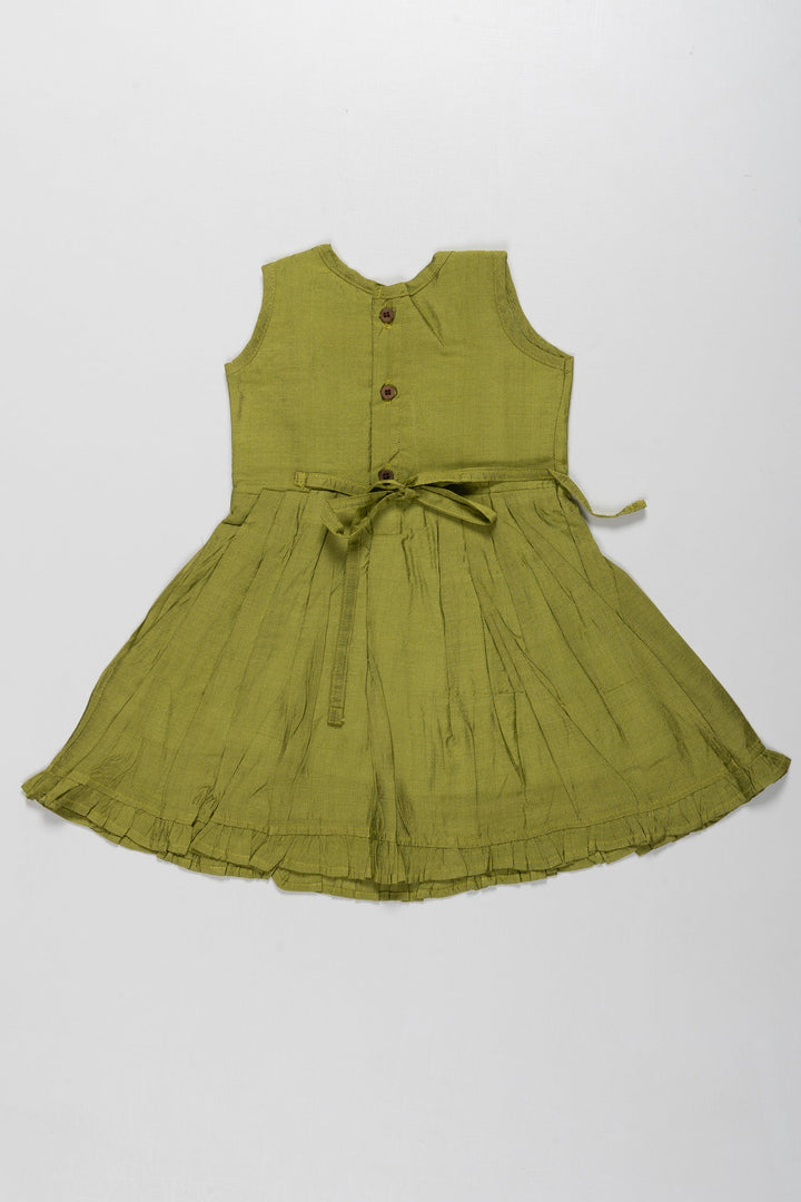 The Nesavu Girls Cotton Frock Girls' Lime Green Pleated Cotton Sundress with Lace Accents Nesavu Casual Lace-Trimmed Green Sundress for Girls | Everyday Summer Chic | The Nesavu