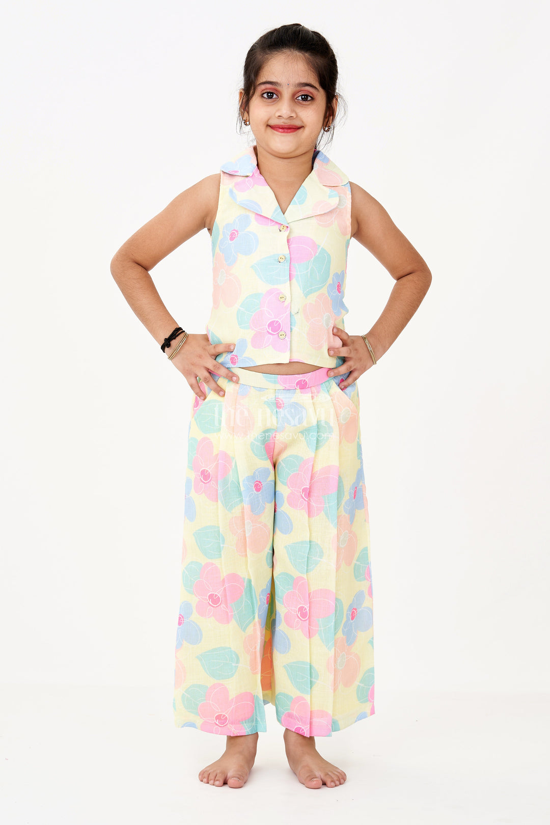 The Nesavu Girls Casual Set Girls Simple Sharara Set with Floral Printed Sleeveless Jacket and Wide-Leg Pants Nesavu Nesavu Girls Floral Printed Simple Sharara Set Sleeveless Jacket Pants