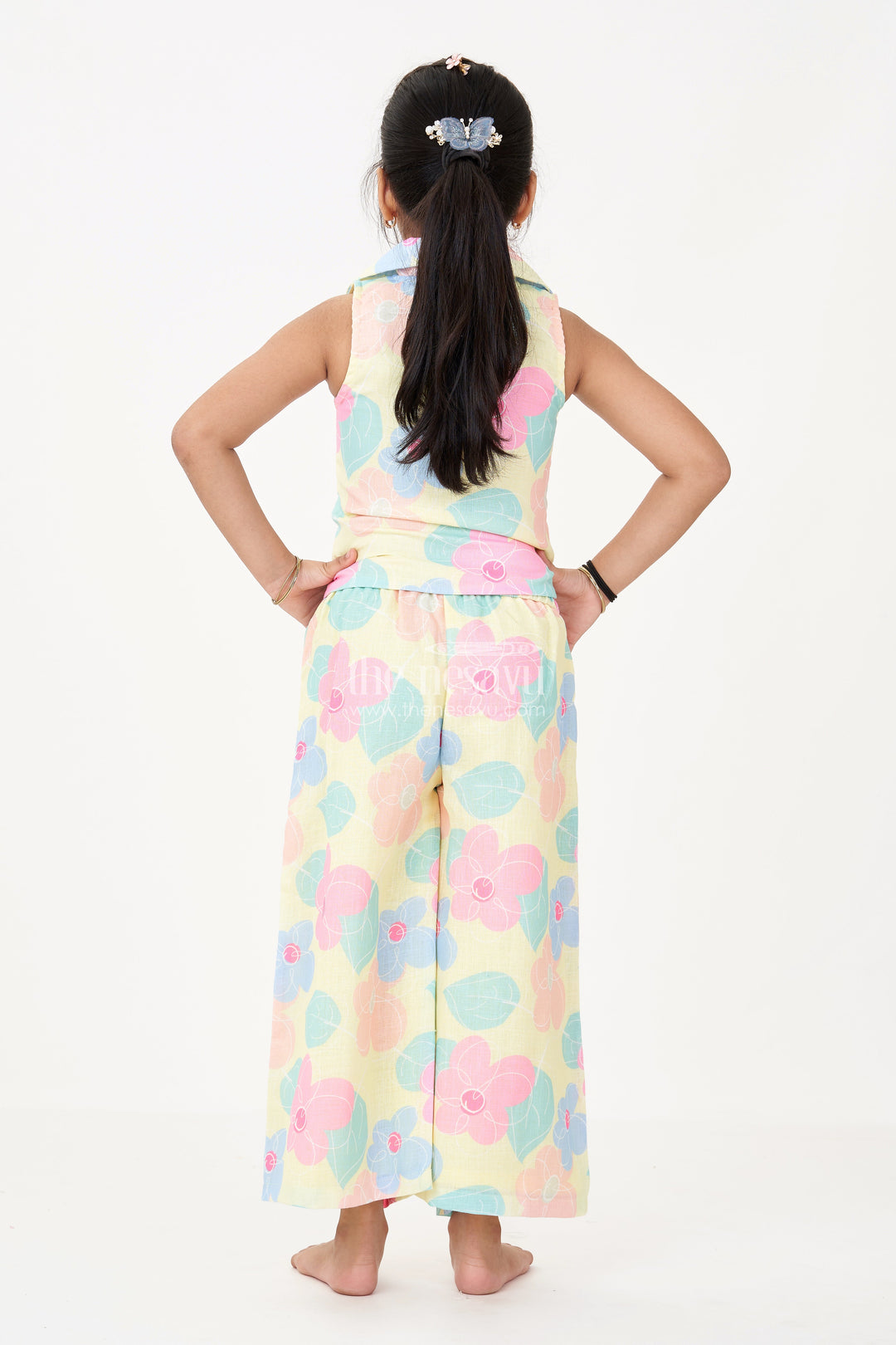 The Nesavu Girls Casual Set Girls Simple Sharara Set with Floral Printed Sleeveless Jacket and Wide-Leg Pants Nesavu Nesavu Girls Floral Printed Simple Sharara Set Sleeveless Jacket Pants