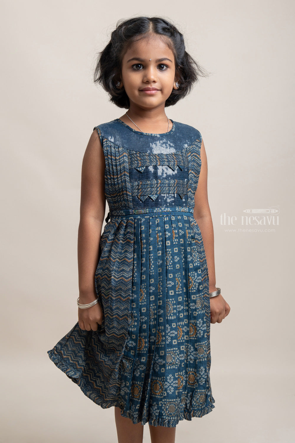 The Nesavu Girls Cotton Frock Mind-Blowing Navy Zig-Zag Geometric Printed Cotton Frock For Girls Nesavu Stylish Cotton Frock For Girls | Printed Cotton Frock | The Nesavu
