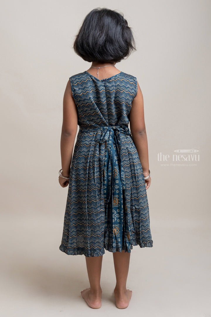 The Nesavu Girls Cotton Frock Mind-Blowing Navy Zig-Zag Geometric Printed Cotton Frock For Girls Nesavu Stylish Cotton Frock For Girls | Printed Cotton Frock | The Nesavu