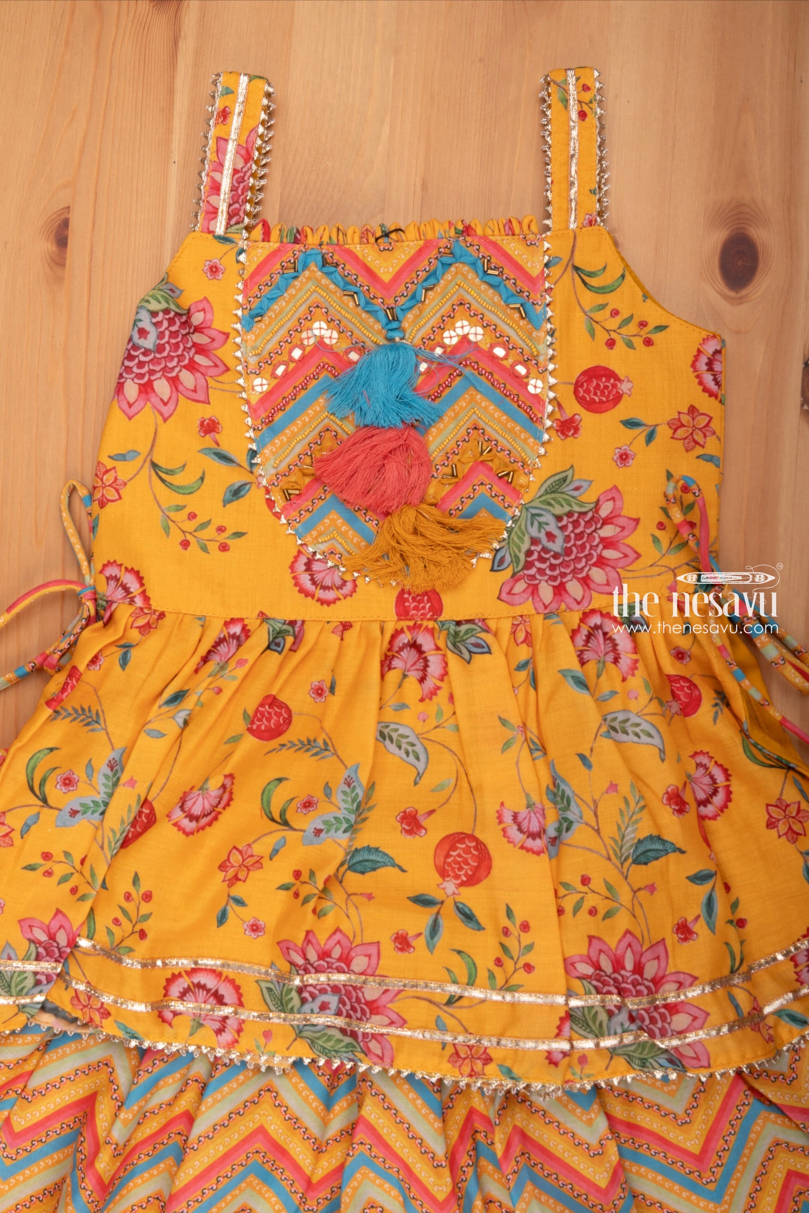 Buy Kaajh Women's Yellow Floral Print Side Slit Cotton Kurta Pant Set  Online at Best Price | Distacart