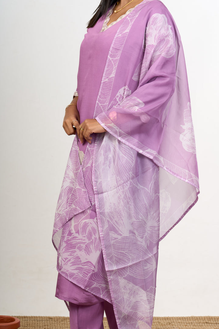 The Nesavu Womens Straight Suit Sets Women’s Trendy Dresses in Lavender Blend Silk with Delicate Lace and Floral Motifs Nesavu Nesavu Lavender Blend Silk Womens Trendy Dresses Lace Accents Floral Dupatta
